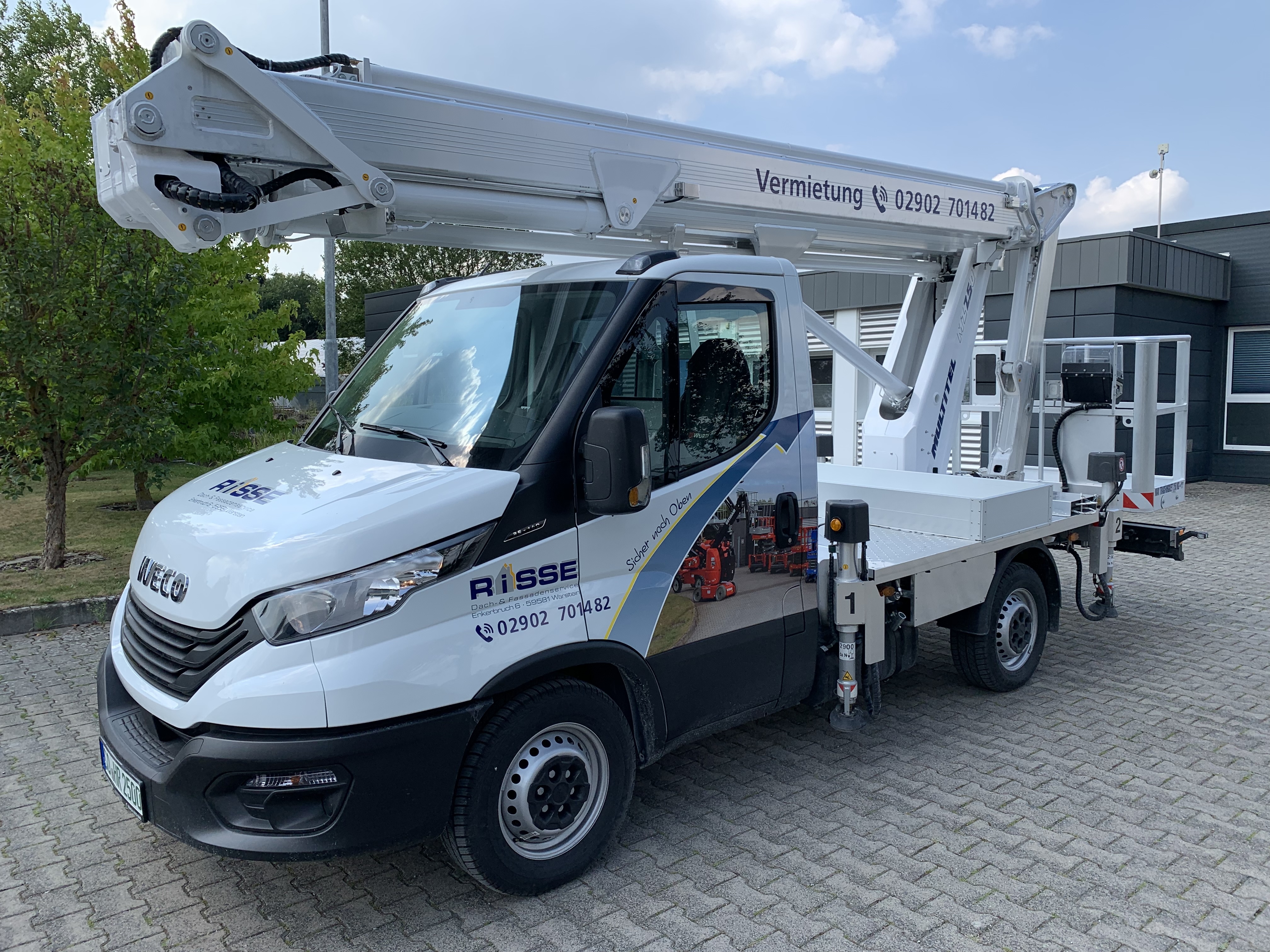 Firmenfahrzeug der Dach- und Fassadentechnik Risse mit Arbeitsbühne